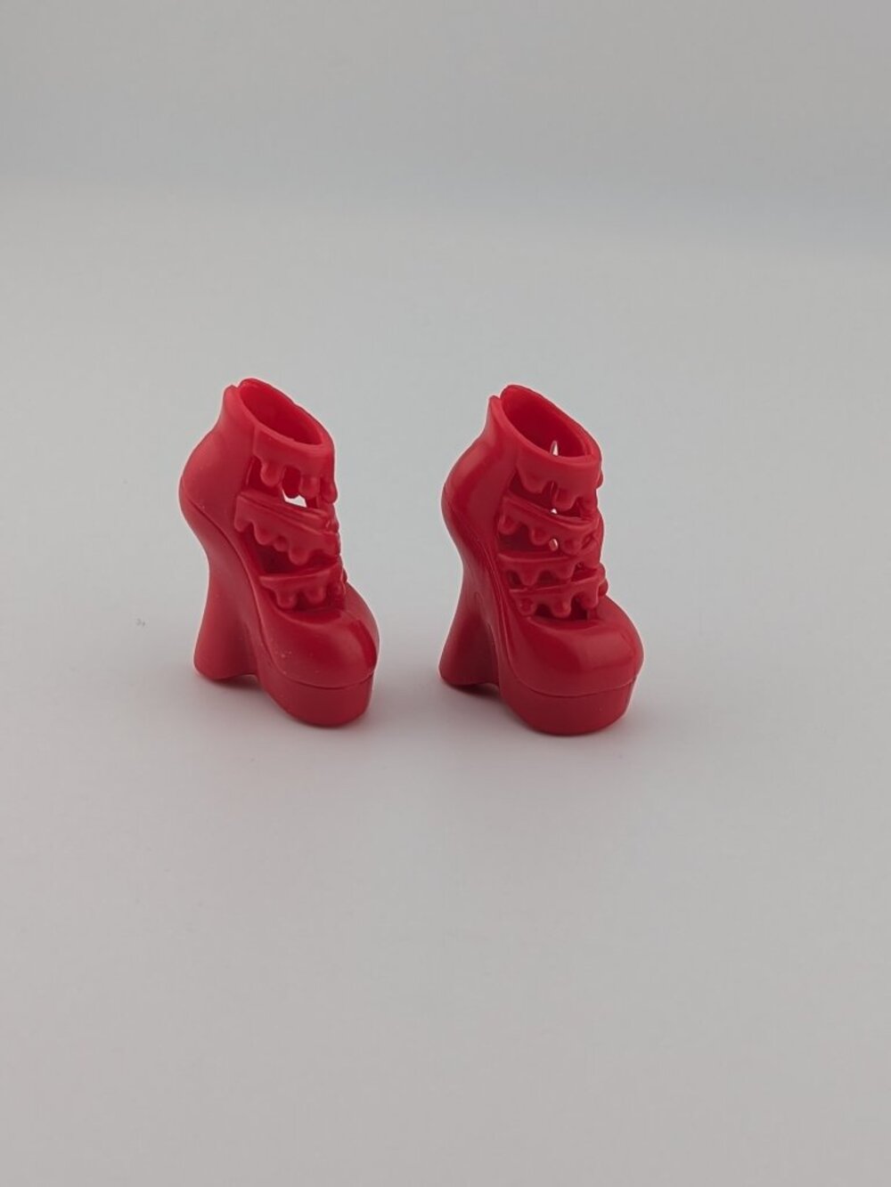 Monster High Ghoulia Yelps Love’s Not Dead Red Wedge Heels